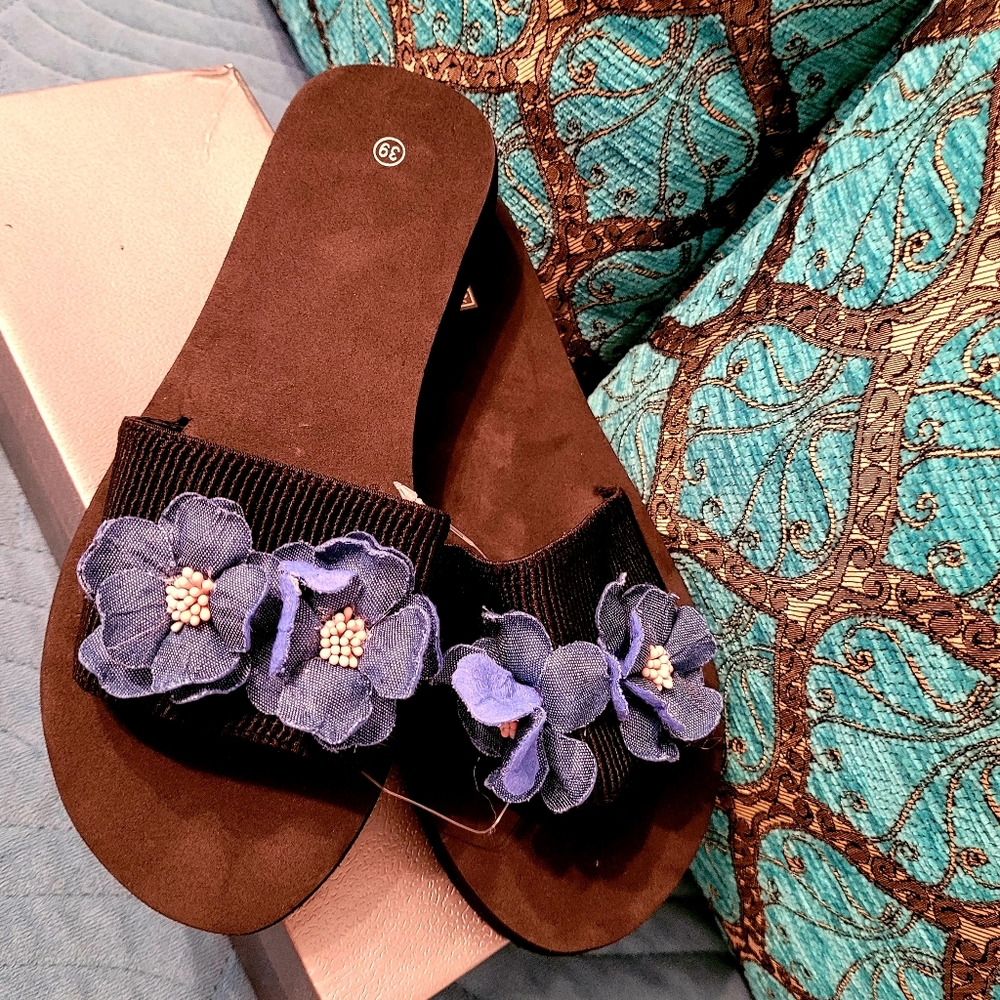 Slippers - Picture 3 of 4